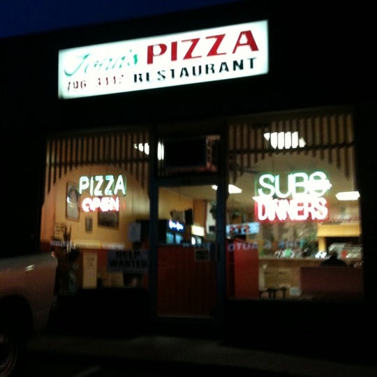 Foto tomada en John&#39;s Pizza  por Jeff C. el 5/14/2011