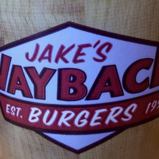 Foto diambil di Jake&#39;s Wayback Burgers oleh D. Michael M. pada 1/9/2012