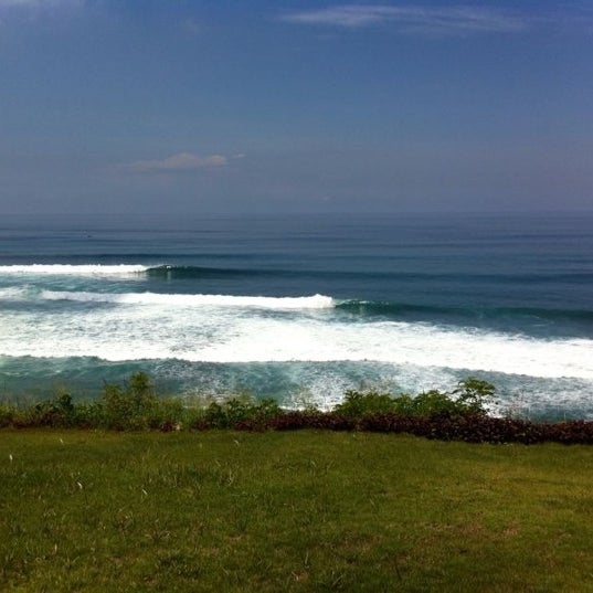 รูปภาพถ่ายที่ Uluwatu Surf Villas โดย Tim R. เมื่อ 3/24/2012