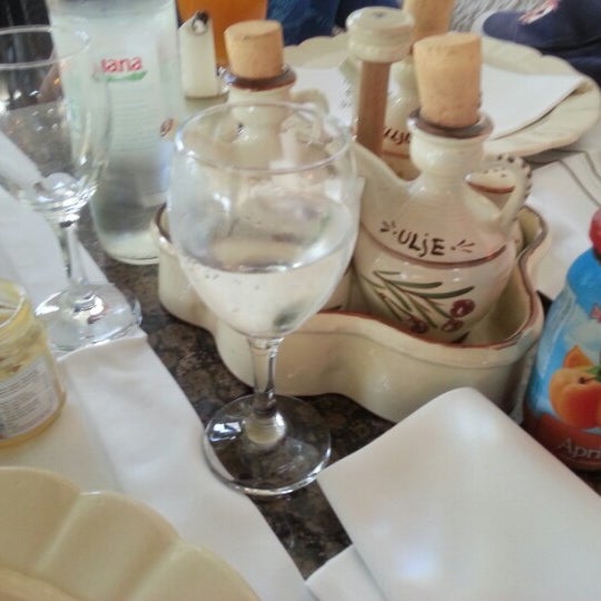 7/13/2012 tarihinde Khmelnytskyziyaretçi tarafından Restaurant Olive Tree'de çekilen fotoğraf