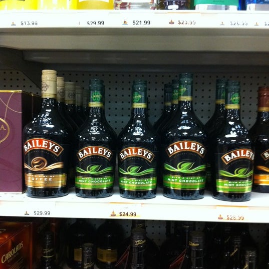 Foto tirada no(a) Marketview Liquor por Ivvy ♍ P. em 12/24/2011