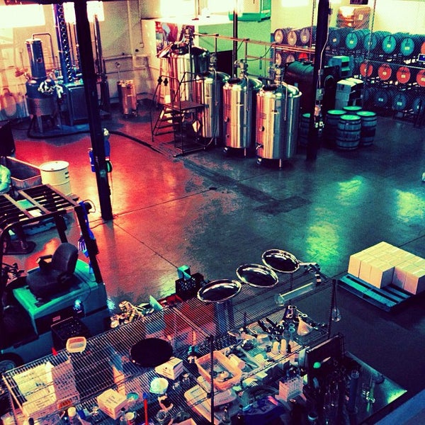 7/15/2012 tarihinde Sara S.ziyaretçi tarafından Great Lakes Distillery'de çekilen fotoğraf