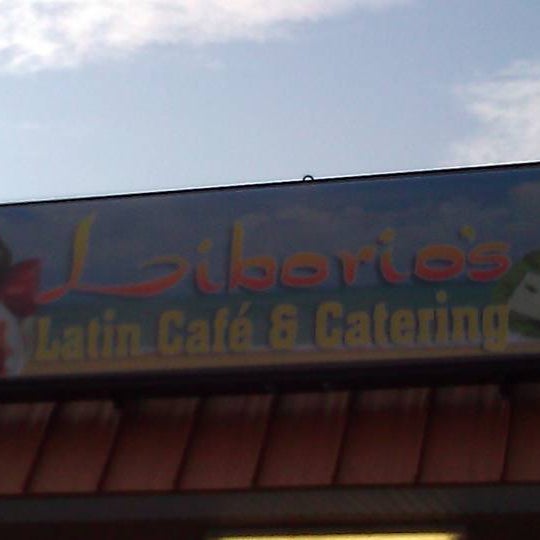 Foto tomada en Liborio&#39;s Latin Cafe &amp; Catering  por Yvonne L. el 6/9/2011