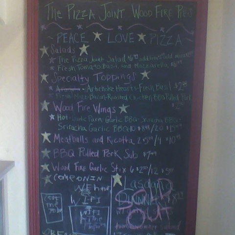 รูปภาพถ่ายที่ The Pizza Joint Wood Fire Pies โดย Bobbie F. เมื่อ 6/12/2012