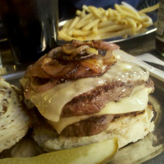 10/30/2011にMarcy E.がBlack Iron Burgerで撮った写真