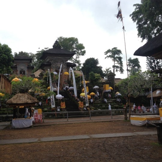 Photo taken at Pura Samuan Tiga by 🌀VANGIGA on 5/15/2012