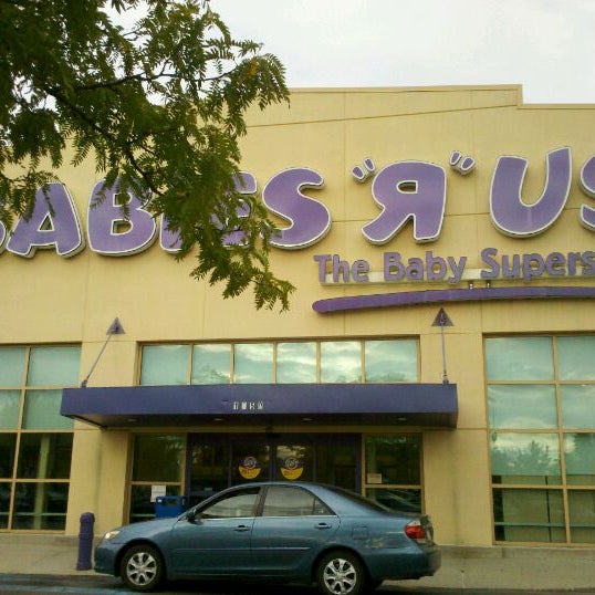 Photo taken at Babies R Us by Y. S. on 9/5/2011