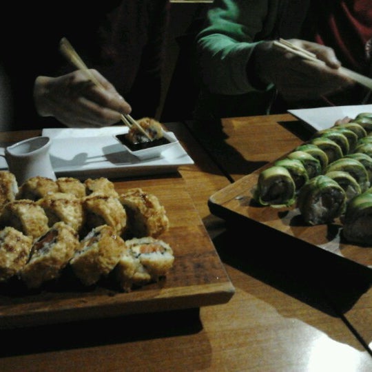 Foto tirada no(a) Nigiri Sushi Bar por Mariana A. em 7/28/2012