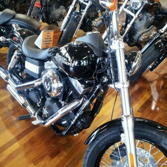 Foto tomada en Peterson&#39;s Harley-Davidson of Miami  por Oliver Wayne J. el 11/10/2011