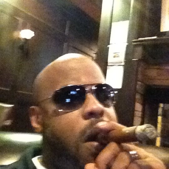 4/15/2012 tarihinde B L.ziyaretçi tarafından Jenuwine Cigar Lounge'de çekilen fotoğraf