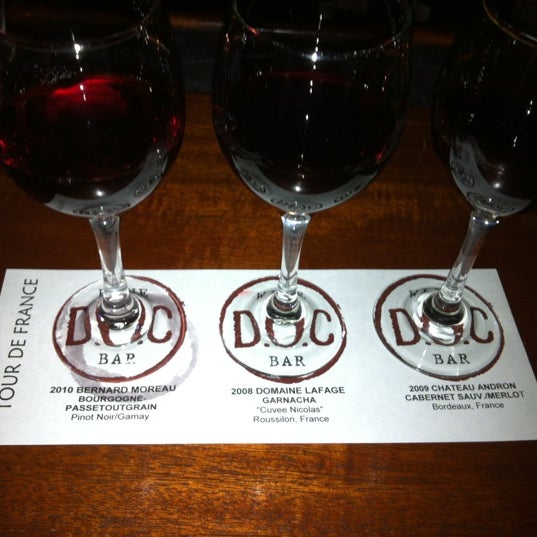 Photo prise au DOC Wine Bar par Andrew L. le7/13/2012