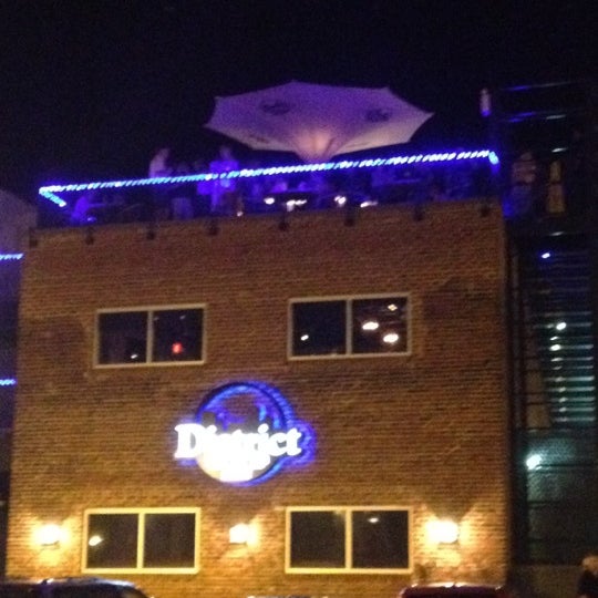 Foto scattata a District Roof Top Bar and Grille da Beth W. il 7/14/2012