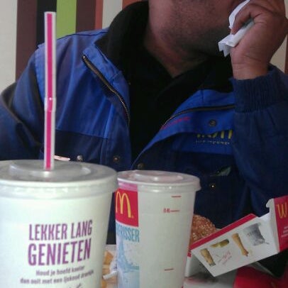 รูปภาพถ่ายที่ McDonald&#39;s โดย Daniel R. เมื่อ 3/2/2012