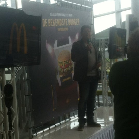รูปภาพถ่ายที่ McDonald&#39;s โดย Johan L. เมื่อ 6/4/2012