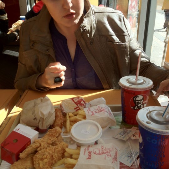 4/26/2012 tarihinde Adrián C.ziyaretçi tarafından KFC'de çekilen fotoğraf