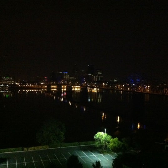 รูปภาพถ่ายที่ Sheraton Louisville Riverside Hotel โดย Mark D. เมื่อ 7/31/2012