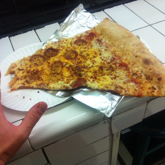 5/31/2012 tarihinde John P.ziyaretçi tarafından Jumbo Slice Pizza'de çekilen fotoğraf