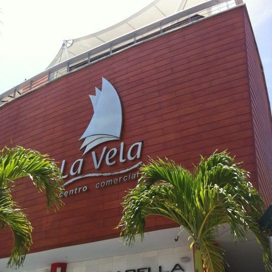 Снимок сделан в La Vela Centro Comercial пользователем Silvana F. 3/18/2012