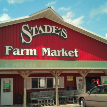 Foto diambil di Stade&#39;s Farm &amp; Market oleh Peter M. pada 6/16/2012