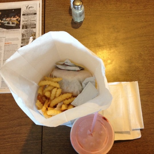 รูปภาพถ่ายที่ Ahn&#39;s Quarter Pound Burger โดย Isaac S. เมื่อ 2/8/2012