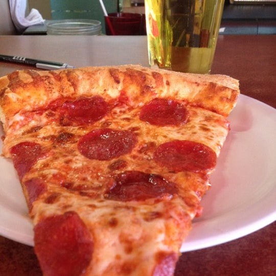 Foto tirada no(a) Taster&#39;s Pizza por Darrell D. em 6/22/2012