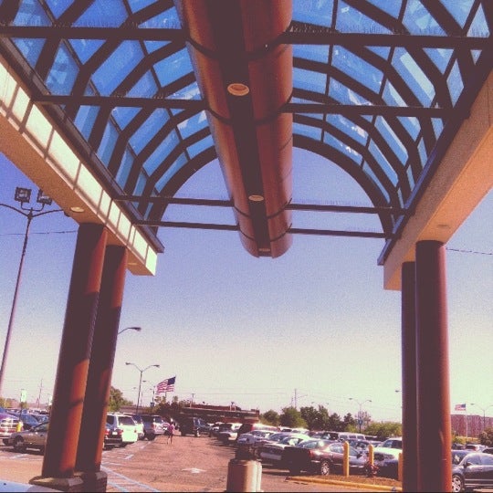 รูปภาพถ่ายที่ Oakland Mall โดย Ruthie M. เมื่อ 6/12/2012