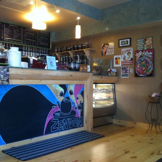 รูปภาพถ่ายที่ Zen Den Coffee Shop โดย John F. เมื่อ 6/9/2012