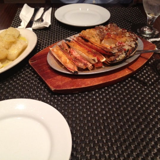 Das Foto wurde bei Psari Seafood Restaurant &amp; Bar von Evelyn K. am 7/15/2012 aufgenommen