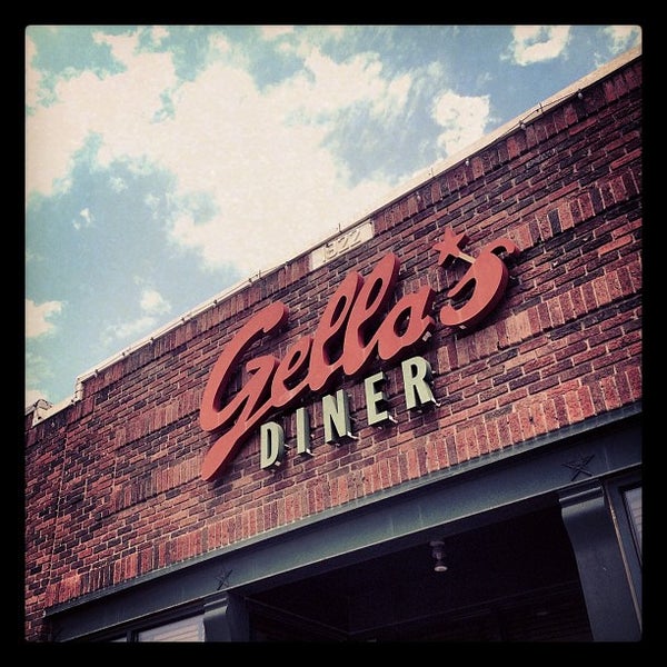 รูปภาพถ่ายที่ Gellas Diner &amp; Lb. Brewing Co. โดย Luke B. เมื่อ 8/18/2012