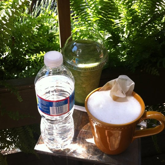 รูปภาพถ่ายที่ Zen Den Coffee Shop โดย Jan F. เมื่อ 5/31/2012