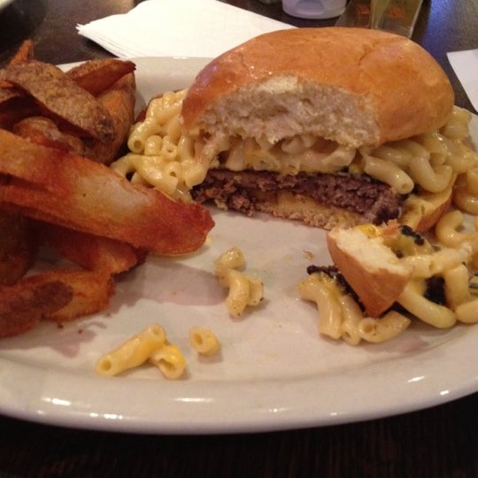 Foto diambil di Big Daddy’s Burgers &amp; Bar oleh Jessica R. pada 5/12/2012