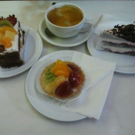 Photo taken at Elysee Café &amp; Bakery by Kyunglag K. on 2/2/2012
