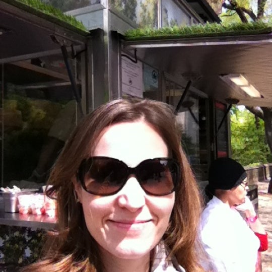 4/25/2012에 Becky S.님이 Rouge Tomate Cart에서 찍은 사진