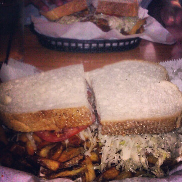 Снимок сделан в Lucky&#39;s Sandwich Company пользователем Monica P. 5/21/2012