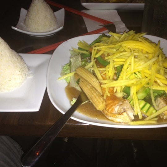 5/10/2012 tarihinde Peter J.ziyaretçi tarafından Udom Thai Restaurant &amp; Bar'de çekilen fotoğraf