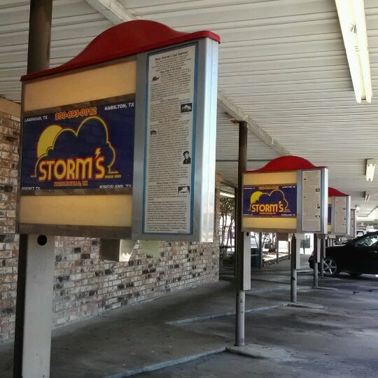 8/4/2012 tarihinde Jose F. M.ziyaretçi tarafından Storm&#39;s Drive-In Restaurant - Marble Falls'de çekilen fotoğraf