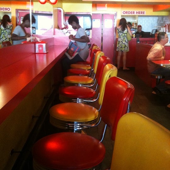 Foto diambil di Lucky&#39;s Famous Burgers oleh Solomon O. pada 8/28/2012