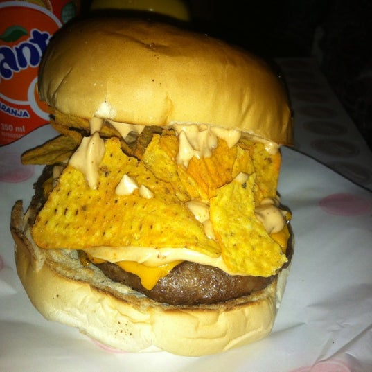 Снимок сделан в Barney&#39;s Burger пользователем Jean F. 6/28/2012