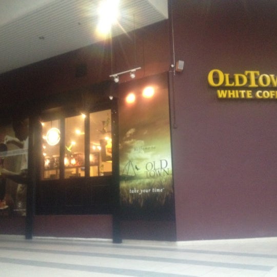 Photo taken at OldTown White Coffee by LoNeLy G. on 8/16/2012