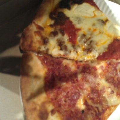 Снимок сделан в Giuseppe&#39;s Pizza пользователем D&#39;Angelo B. 7/13/2012