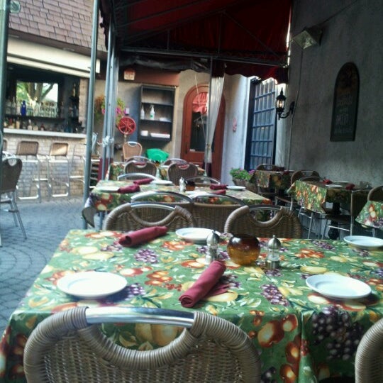 Foto scattata a Restaurant Toulouse da John K. il 7/23/2012
