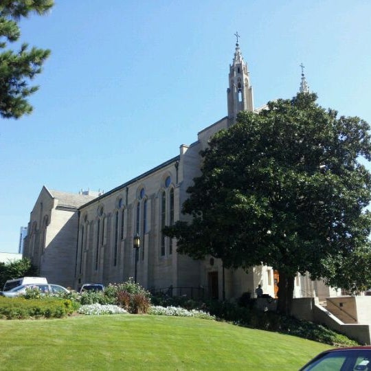 รูปภาพถ่ายที่ Cathedral of Christ the King โดย MJEG เมื่อ 9/11/2011