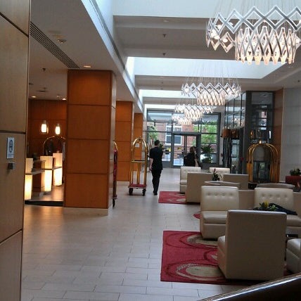 Foto diambil di Marriott Downtown at CF Toronto Eaton Centre oleh Leticia Q. pada 7/2/2012