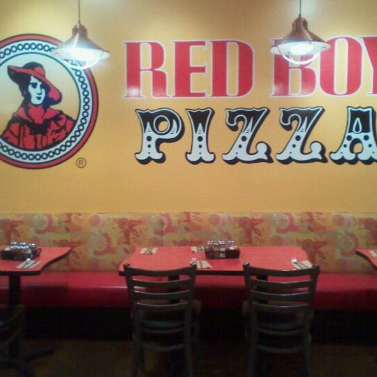 Foto diambil di Red Boy Pizza oleh Raquel S. pada 11/14/2011