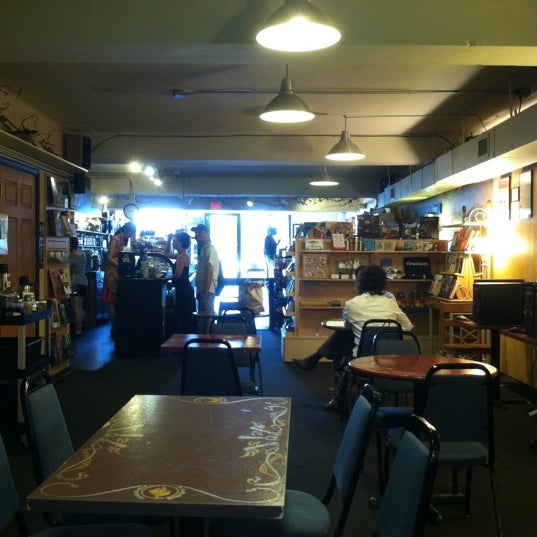 8/16/2011 tarihinde Sara M.ziyaretçi tarafından Firestorm Cafe &amp; Books'de çekilen fotoğraf