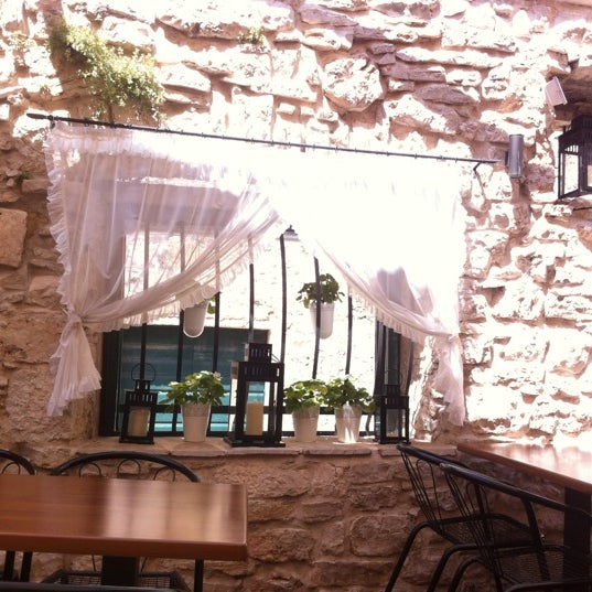 8/2/2012 tarihinde Neven J.ziyaretçi tarafından Restaurant Mediteran'de çekilen fotoğraf