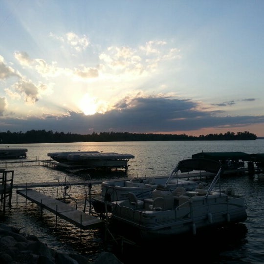 รูปภาพถ่ายที่ Chase on the Lake โดย Dan R. เมื่อ 7/28/2012