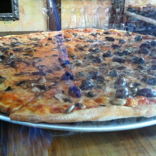 6/8/2012にDanny B.がPiazza 17 Wine Bar and Pizza on the Squareで撮った写真