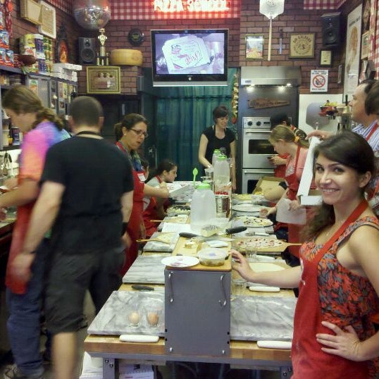 9/24/2011 tarihinde Jeremy B.ziyaretçi tarafından Pizza School NYC'de çekilen fotoğraf