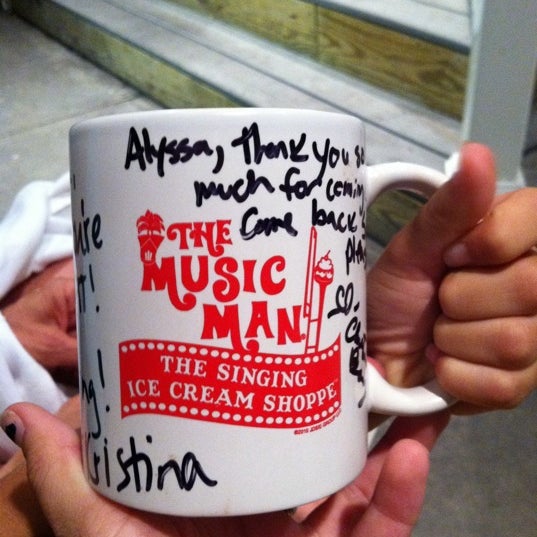 Das Foto wurde bei The Music Man Singing Ice Cream Shoppe von Samantha C. am 8/19/2011 aufgenommen
